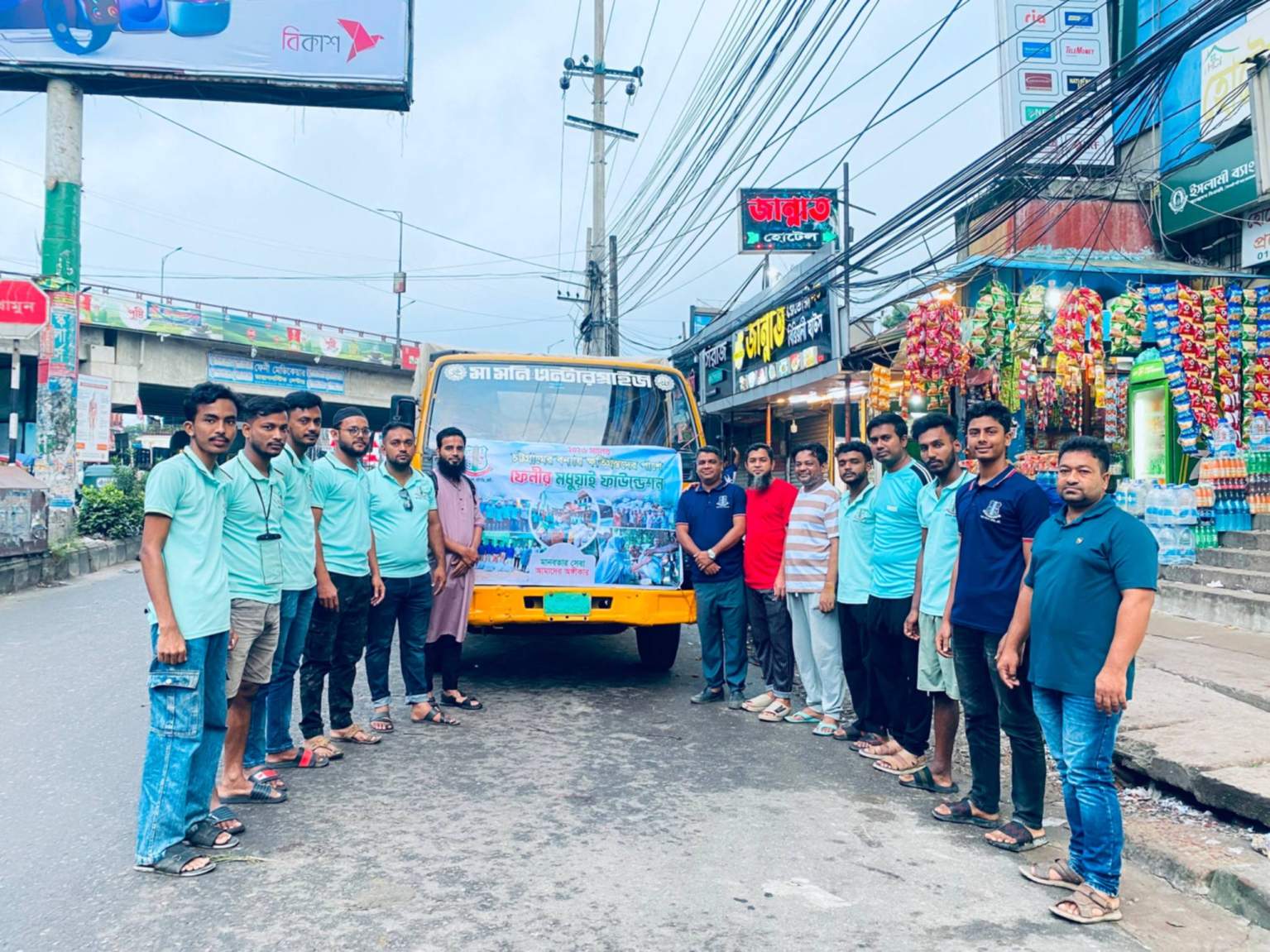 চট্টগ্রামের বন্যাদুর্গত দেড় শতাধিক পরিবারের পাশে মধুয়াই ফাউন্ডেশন