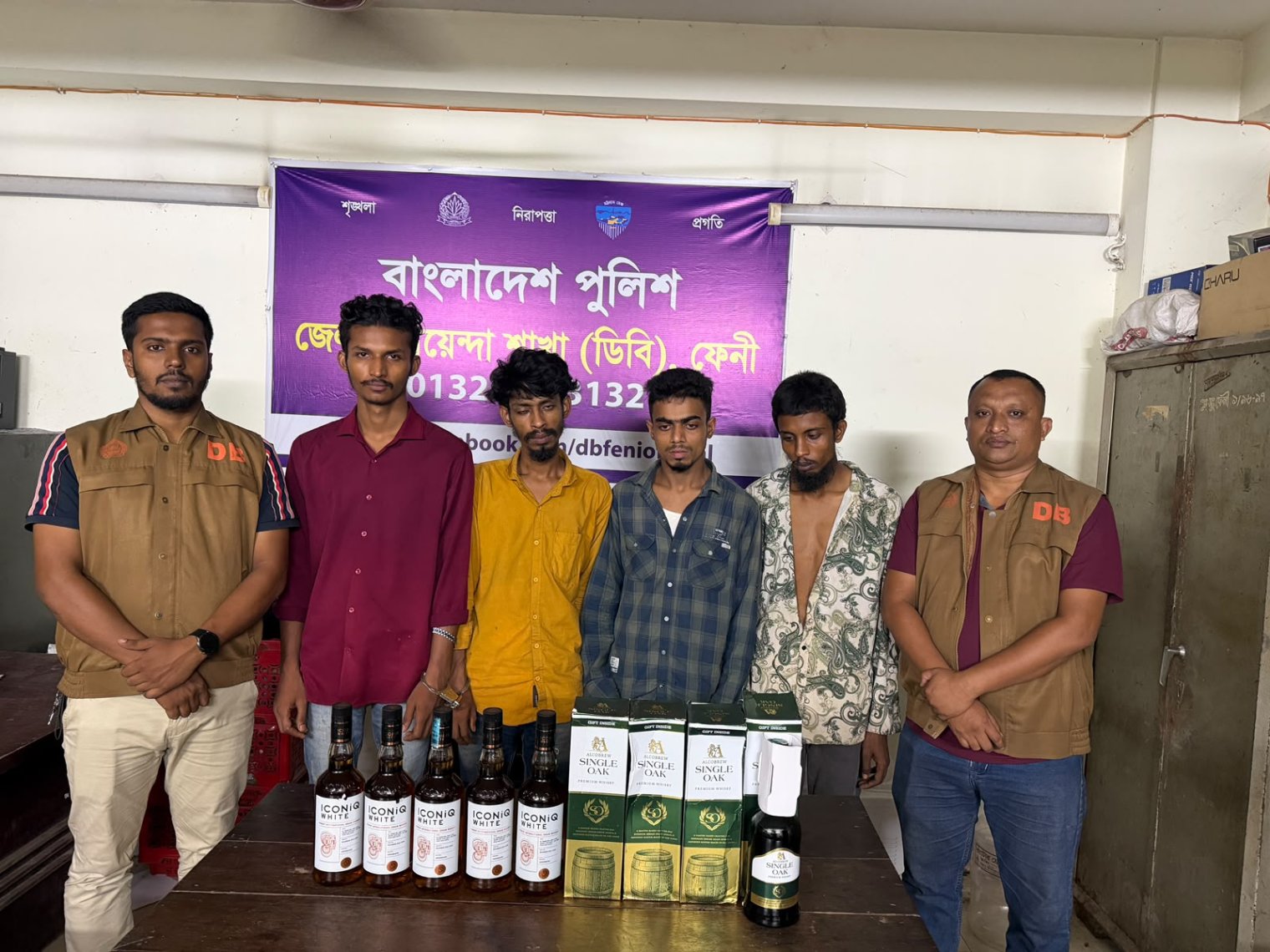 ফেনীতে ডিবির অভিযানে ৯ বোতল বিদেশি মদসহ গ্রেপ্তার ৪