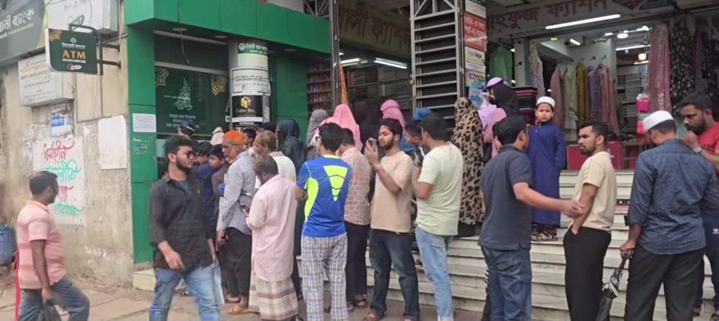 ফেনীতে এটিএম বুথে টাকা সংকট, ভোগান্তিতে গ্রাহক