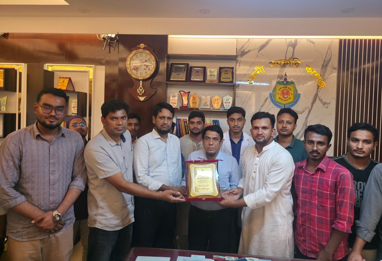 ফেনী সরকারি কলেজ ছাত্রাবাস চালু ও উন্নয়নে অবদানের স্বীকৃতি, সাবেক অধ্যক্ষকে ক্রেস্ট প্রদান
