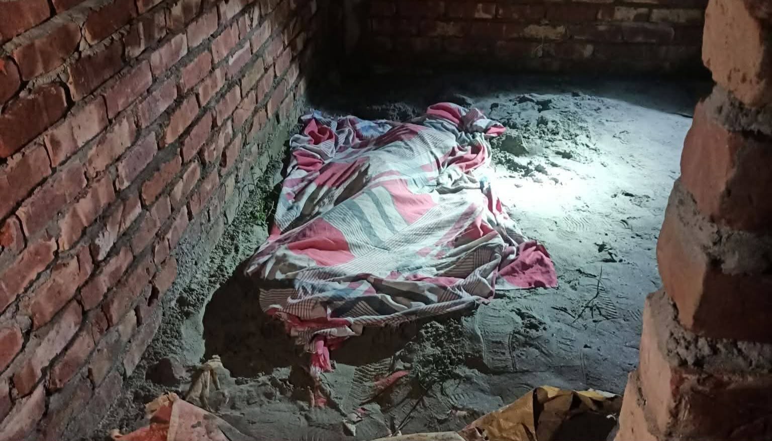 ফেনীতে নির্মাণাধীন ভবনের বালুর নিচ থেকে প্রবাসীর স্ত্রীর লাশ উদ্ধার