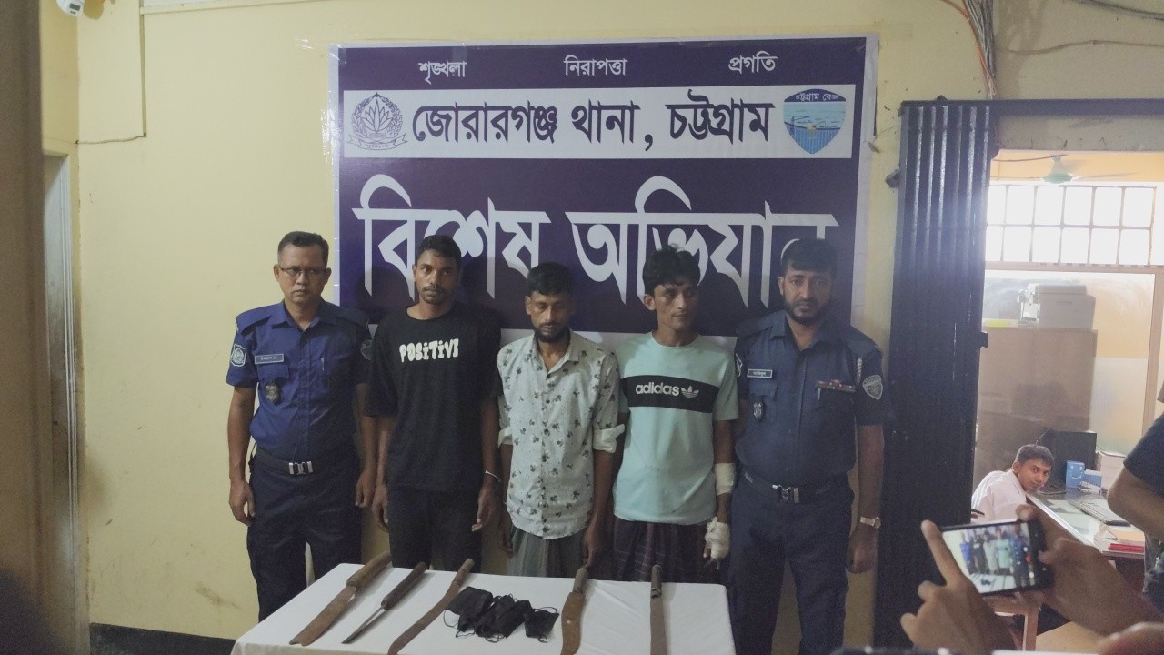 জোরারগঞ্জে দেশীয় অস্ত্র ও মাস্কসহ আন্তঃজেলা ডাকাত দলের ৩ সদস্য গ্রেপ্তার