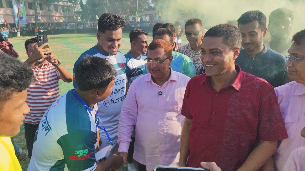 বারইয়ারহাটে নুরুল আমিন এমপি গোল্ডকাপ ফুটবল টুর্নামেন্টের উদ্বোধন