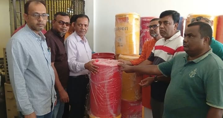 ফেনী সদর হাসপাতালে পরিচ্ছন্নতায় যুবদলের ডাস্টবিন-বালতি উপহার