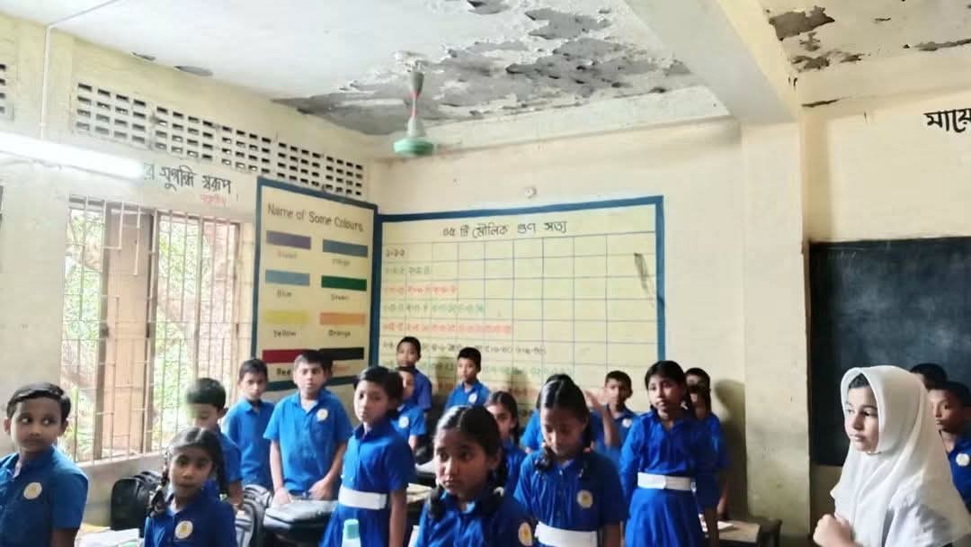 মীরসরাইয়ে ঝুঁকিপূর্ণ ভবনে পাঠদান, আতঙ্কে শিক্ষক-শিক্ষার্থী